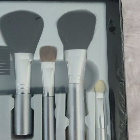 "The Color Workshop" 8 Professional Makeup Brushes + Mirror and Case- NWOT - Picture 5 of 8